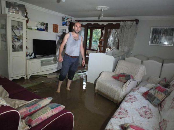 Eşi ve çocuğunu tavanı delerek kurtardı  G2