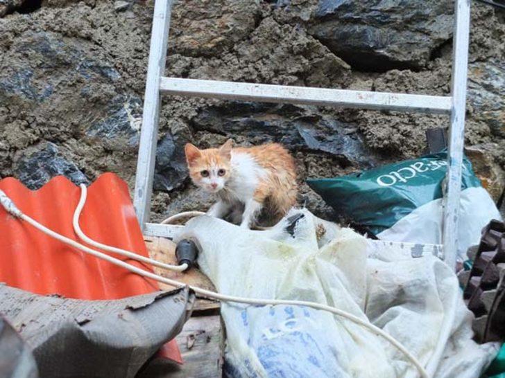 Eşi ve çocuğunu tavanı delerek kurtardı  G3