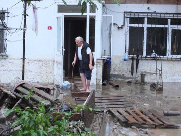 Eşi ve çocuğunu tavanı delerek kurtardı  G4