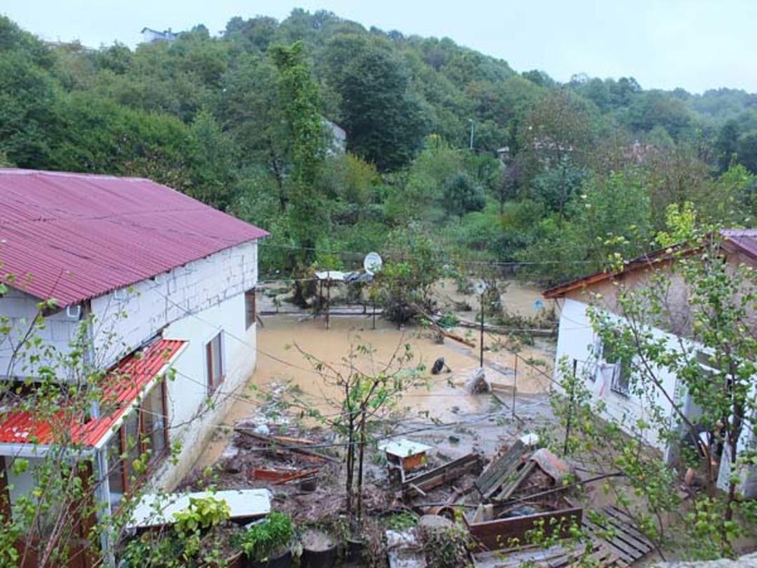 Eşi ve &ccedil;ocuğunu tavanı delerek kurtardı 