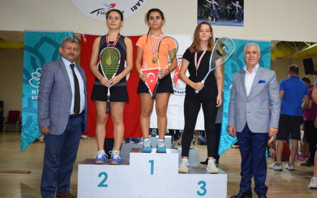 Squash şampiyonları madalyalarını aldı