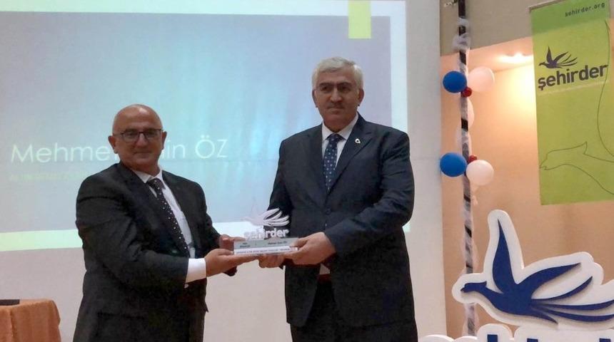 AK Parti Erzurum İl Başkanı &Ouml;z&rsquo;e &lsquo;Yılın Siyaset&ccedil;isi&rsquo; &ouml;d&uuml;l&uuml;