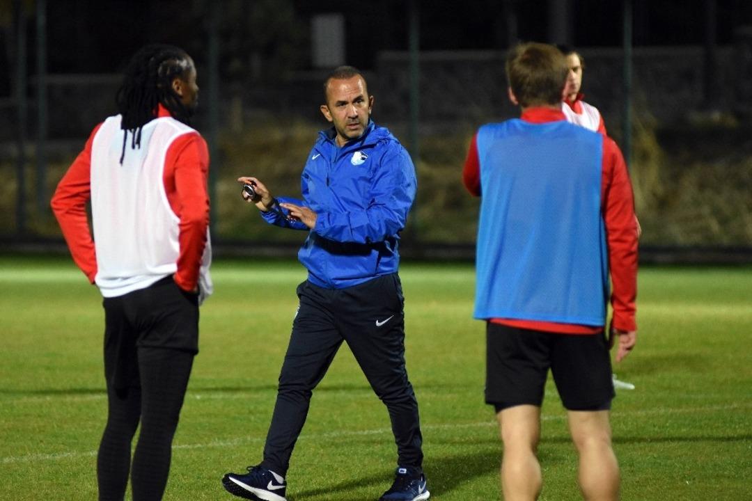 Teknik Direkt&ouml;r &Ouml;zdilek, akşam antrenmanı yaptı