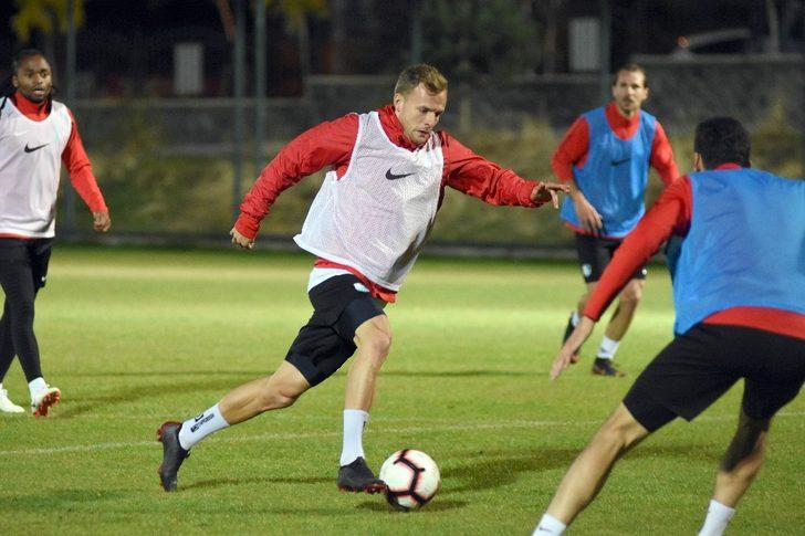 Teknik Direktör Özdilek, akşam antrenmanı yaptı G5