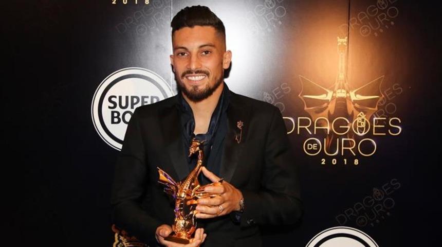 Alex Telles'e b&uuml;y&uuml;k onur