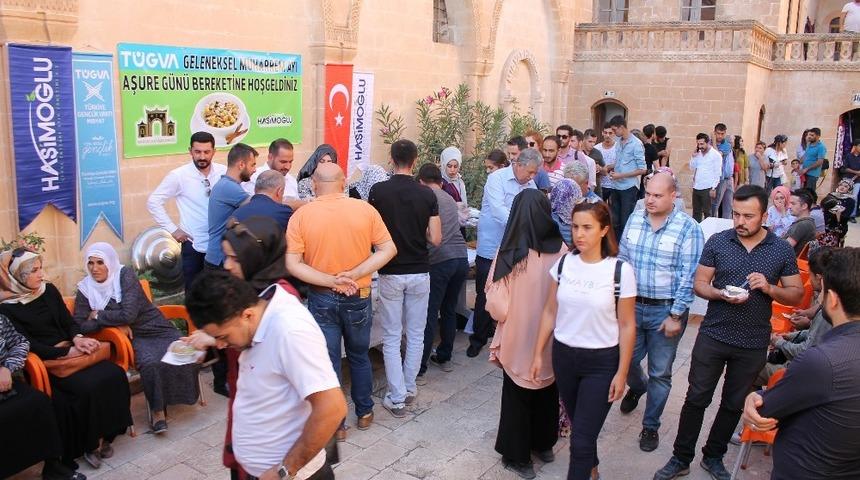 Turistlerden aşureye yoğun ilgi