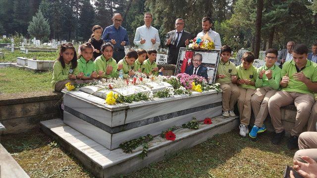 Eski Bakan Avni Akyol kabri başında anıldı