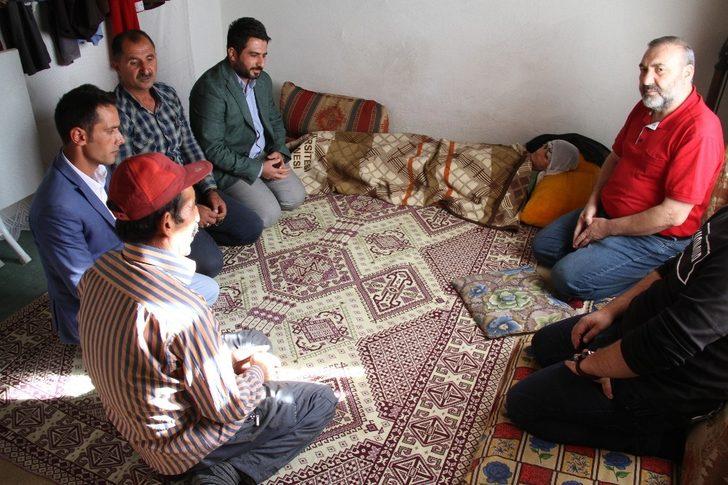 Felçli eşini sırtında taşıyor G1