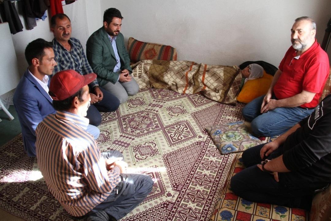 Fel&ccedil;li eşini sırtında taşıyor