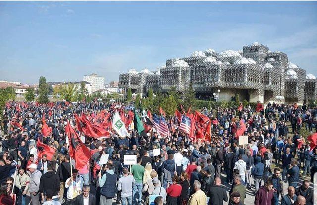 Kosova'da on binler sınırların değişmemesi için yürüdü