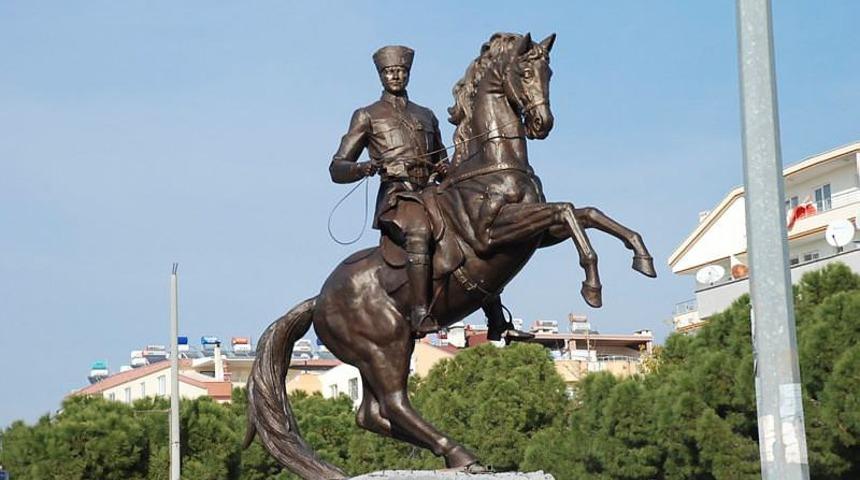 Nihat Genç'ten gündemi sarsan çıkış: Bakan olsam, son 40 yılda yapılan Atatürk heykellerini yıkar atarım