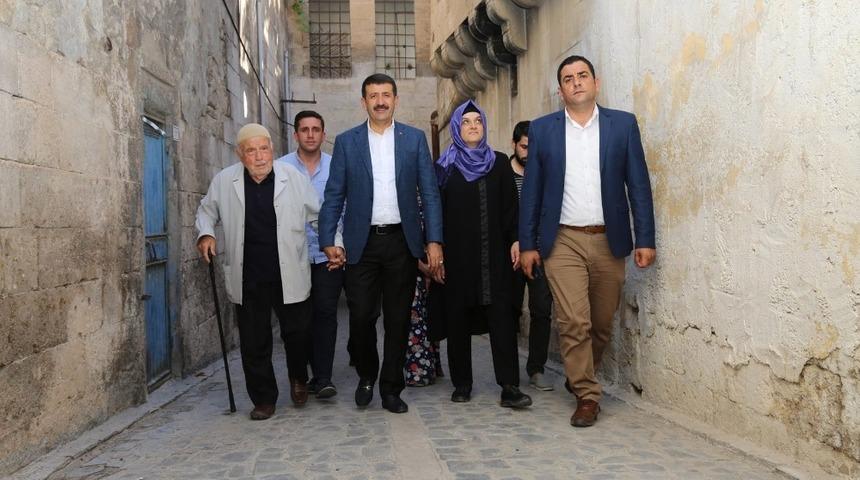 Ekinci çat kapı ev ziyaretlerini sürdürüyor