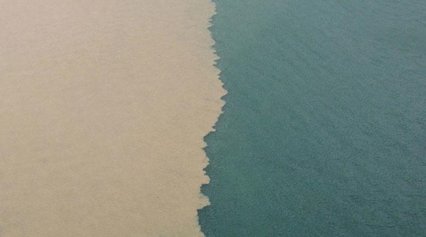 İstanbul Boğazı'nda dikkat çeken görüntü