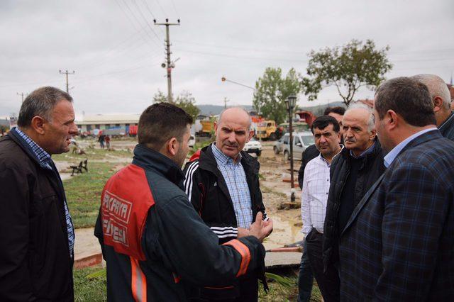 Kaynarca'daki sağanakta dere taştı, ev ve iş yerlerini su bastı (2)