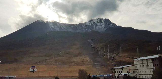Erciyes'e mevsimin ikinci karı yağdı