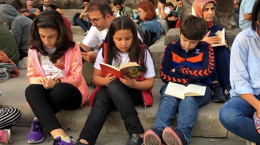 Cumhuriyet Meydanı&rsquo;nda sessiz kitap okuma etkinliği yapıldı