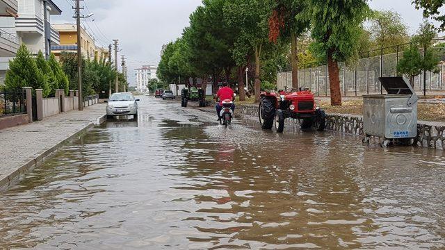 Tire sağanak yağışa teslim oldu