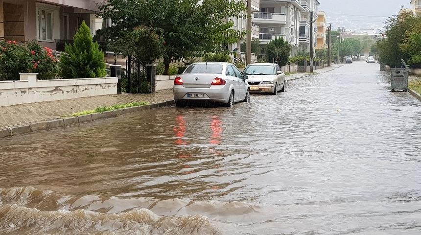 Tire sağanak yağışa teslim oldu