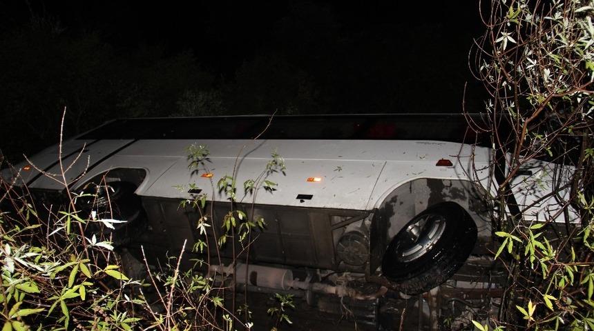 Sporcu kafilesini taşıyan otob&uuml;s yoldan &ccedil;ıktı: 9 yaralı