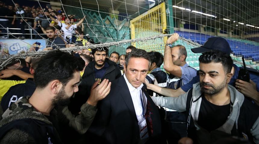 Fenerbahçe Başkanı Ali Koç, Rize yenilgİsi sonrası tribünlere gidip taraftardan özür diledi