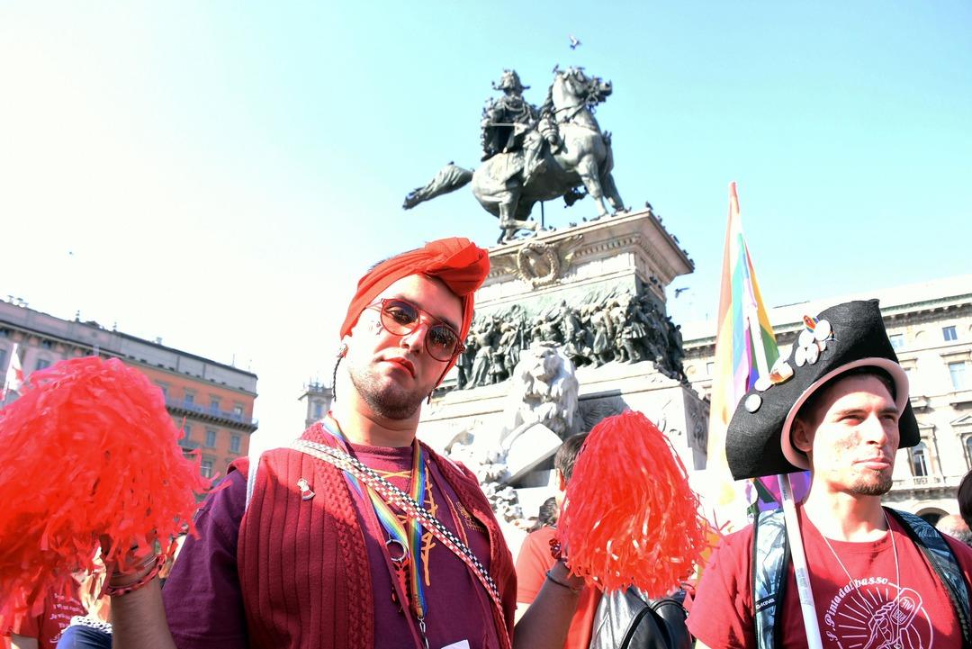 İtalya'da on binlerce kişiden ırk&ccedil;ılık protestosu 
