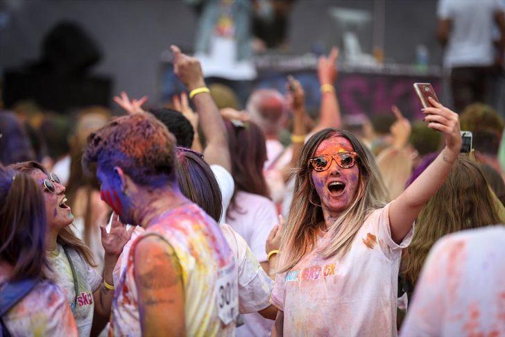 Renkli toz yağmurları altında koştular!  G5