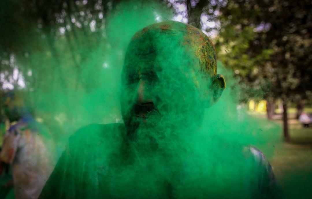 Renkli toz yağmurları altında koştular! 