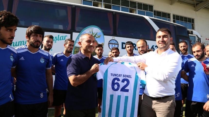 Vali Sonel,  Dersim62spor&rsquo;a otob&uuml;s hediye etti