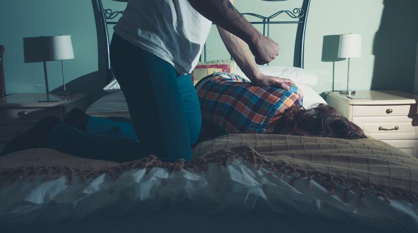 'Beni aldatıyorsun, başkalarıyla birlikte oluyorsun, benimle olmuyorsun' dedi, bıçakladı