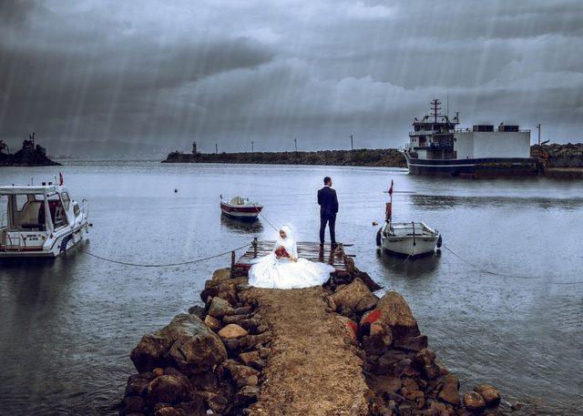 Gökkuşağı altında gelin-damat fotoğrafı