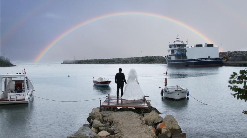 G&ouml;kkuşağı altında gelin-damat fotoğrafı