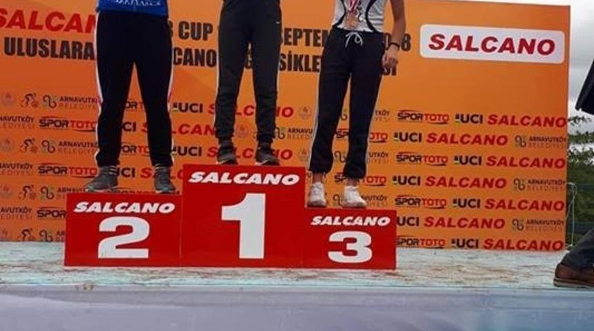 Kayserili bisiklet&ccedil;iler pistin tozunu aldı