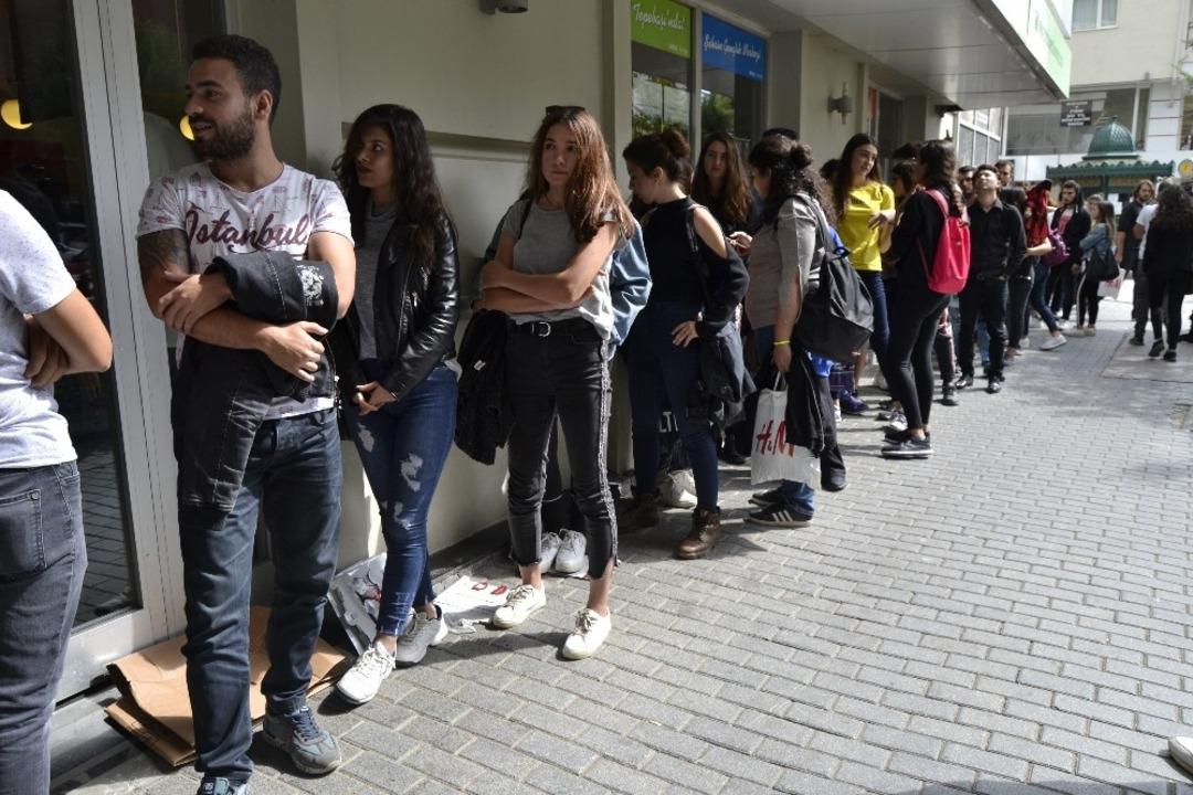 Kursa kayıt olmak i&ccedil;in metrelerce kuyruk oluşturdular