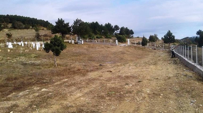 Ulaşlar K&ouml;y&uuml; mezarlığına &ccedil;evre duvarı yapımı
