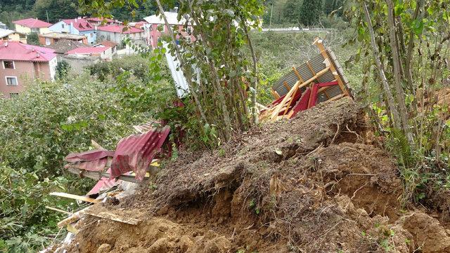 Heyelan evin duvarını yıktı; gardırop felçi kadının hayatını kurtardı