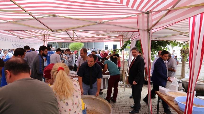 Nazilli Ticaret Odası aşure dağıttı