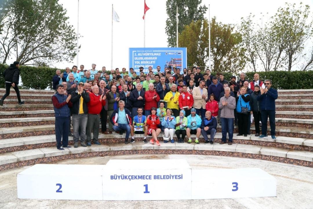 1. Uluslararası Ali H&uuml;ryılmaz Yol Bisiklet Yarışı B&uuml;y&uuml;k&ccedil;ekmece&rsquo;de ger&ccedil;ekleşti