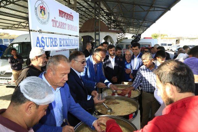 Belediye Başkanı Seçen, aşure dağıttı