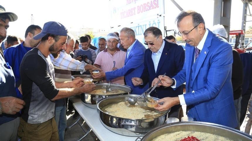 Belediye Başkanı Se&ccedil;en, aşure dağıttı