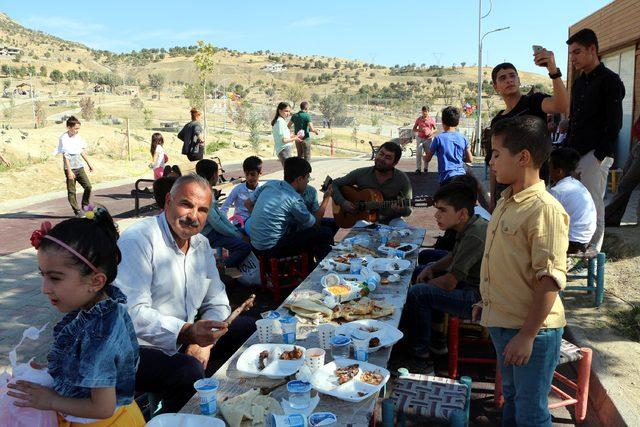 Şırnak'ta yaşlılar ile çocuklara piknik ve müzikli eğlence