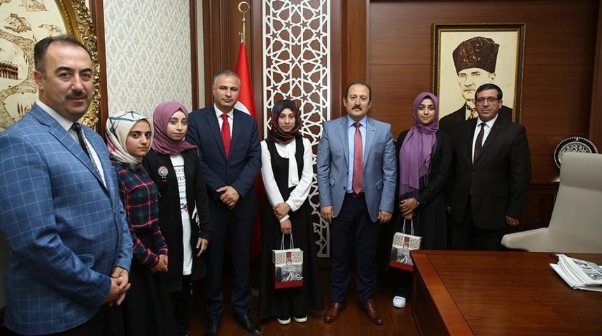 Vali Pehlivan başarılı &ouml;ğrencilere tablet bilgisayar hediye etti