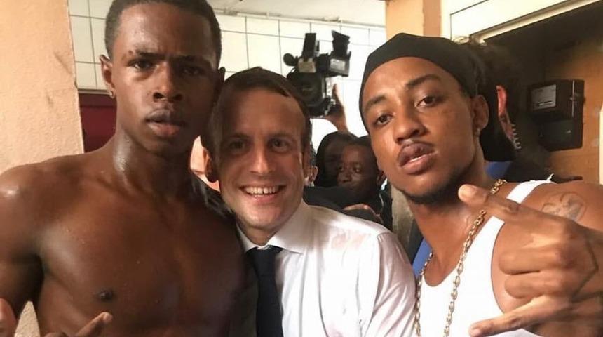 Cumhurbaşkanı iki çıplak erkekle poz verdi, ülke karıştı