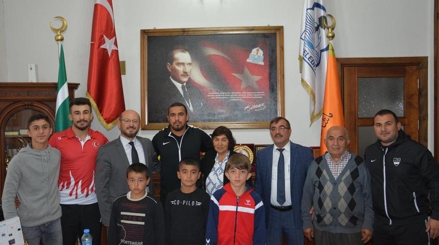 Başkan &Ouml;zcan şampiyon g&uuml;reş&ccedil;ileri tebrik etti