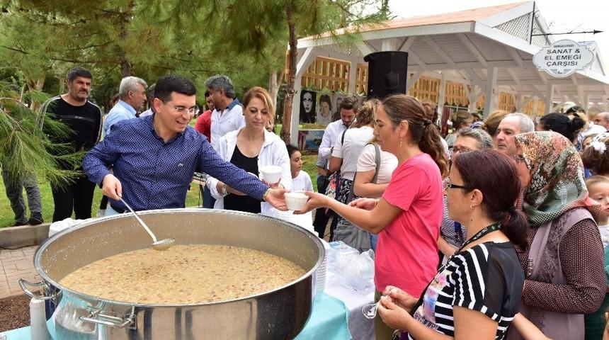 T&uuml;t&uuml;nc&uuml;, aşure ikramında bulundu