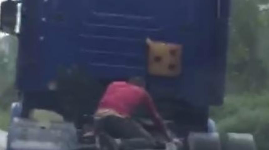 Tır &uuml;st&uuml;nde tehlikeli yolculuk