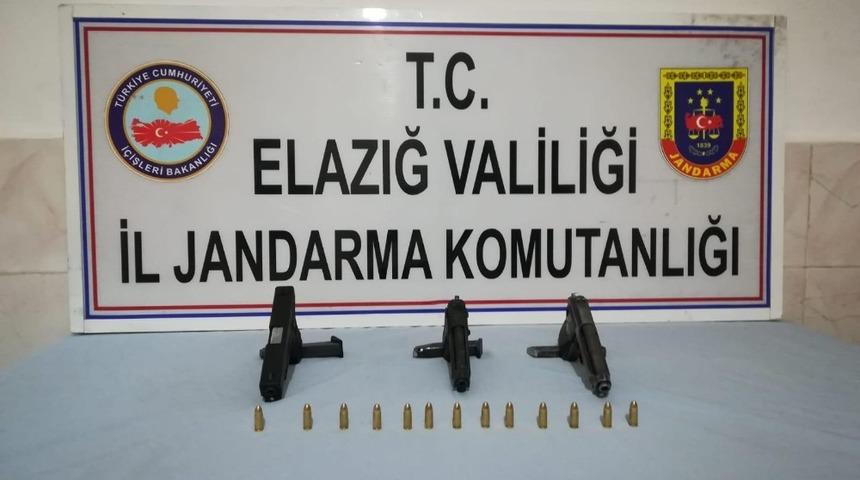 Jandarma ekipleri, ruhsatsız 3 tabanca ele ge&ccedil;irdi