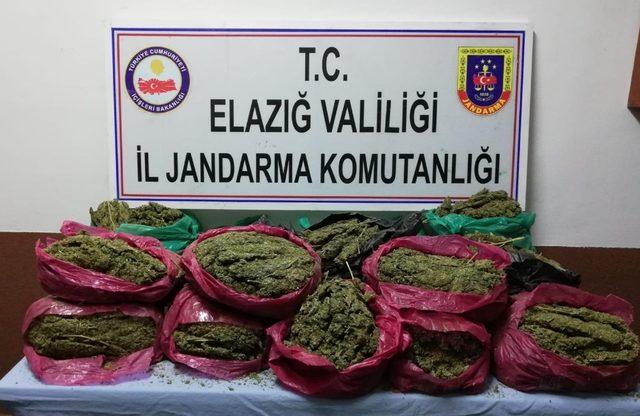 Kayalıklar arasına gizlenen 32 kilo esrar ele geçirildi