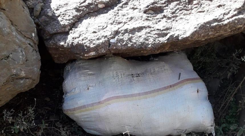 Kayalıklar arasına gizlenen 32 kilo esrar ele ge&ccedil;irildi