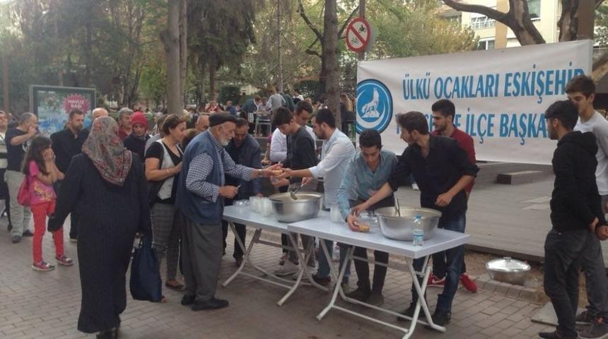 Ülkücü gençler aşure dağıttı