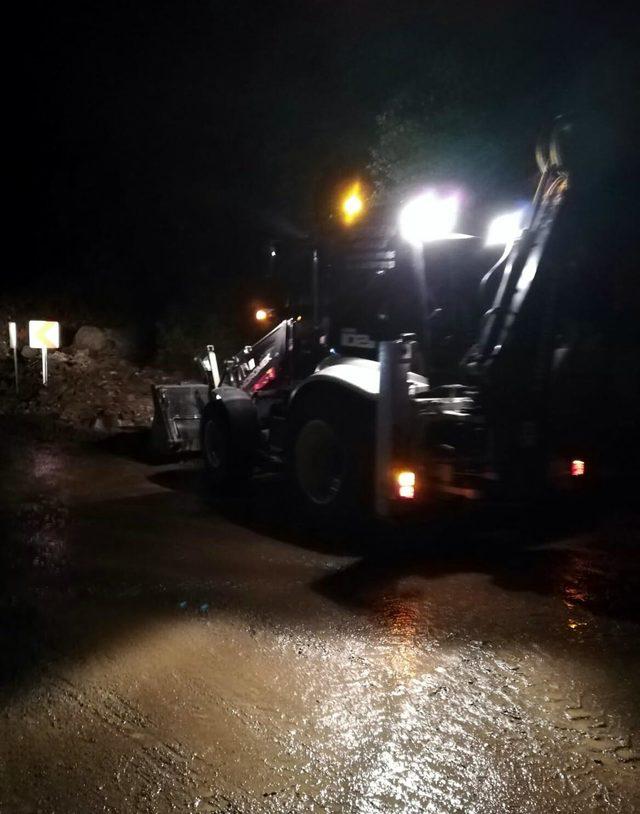 Tire'de sağanak heyelana neden oldu, yol kapandı